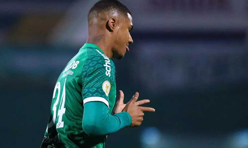 Com proposta do futebol japonês, zagueiro Derlan pode deixar o Guarani