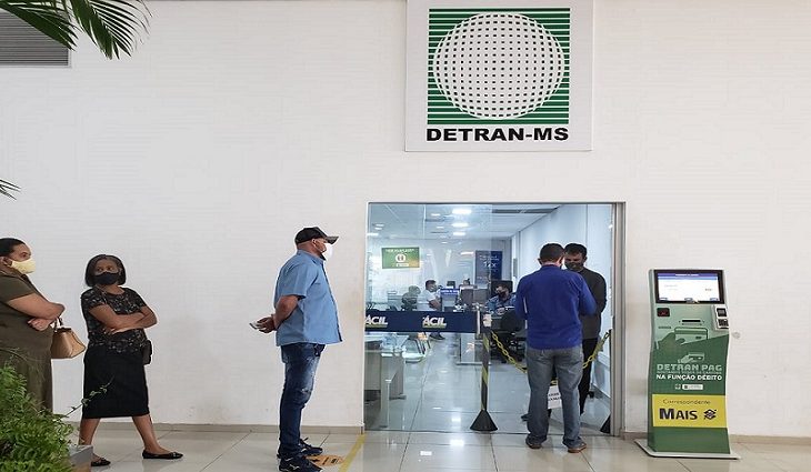 Pessoas são atendidas em unidade do Detran no shopping Bosque dos Ipês