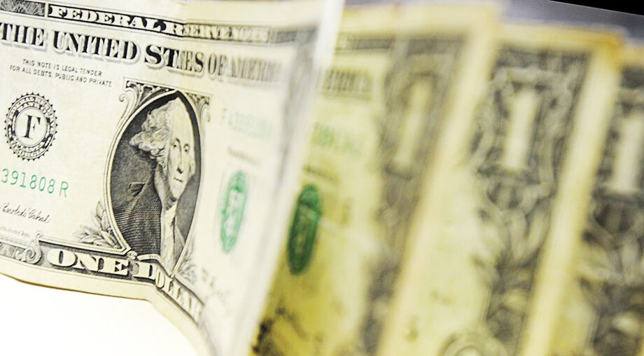 Cotação do dólar fecha em queda e volta ao nível mais baixo em mais de 10 meses