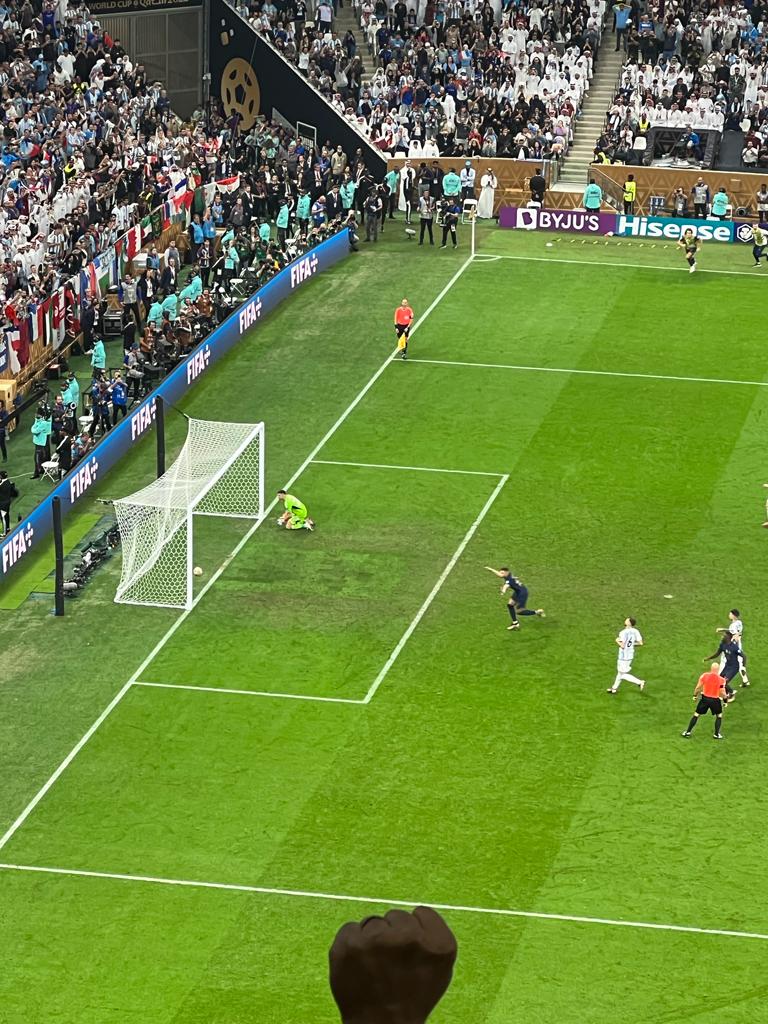Mbappé cobra pênalti que recolocou a França no jogo