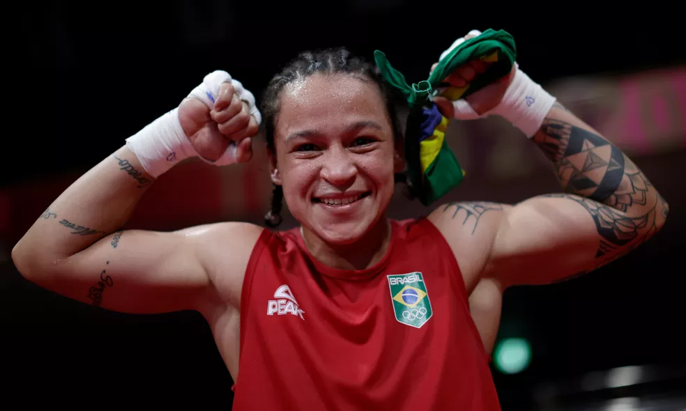 Bia Ferreira luta nos EUA com roupa repleta de cristais Swarovski de R$ 20 mil