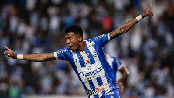 Guarani se aproxima do lateral-direito Lucas Marques, que deixou o CSA