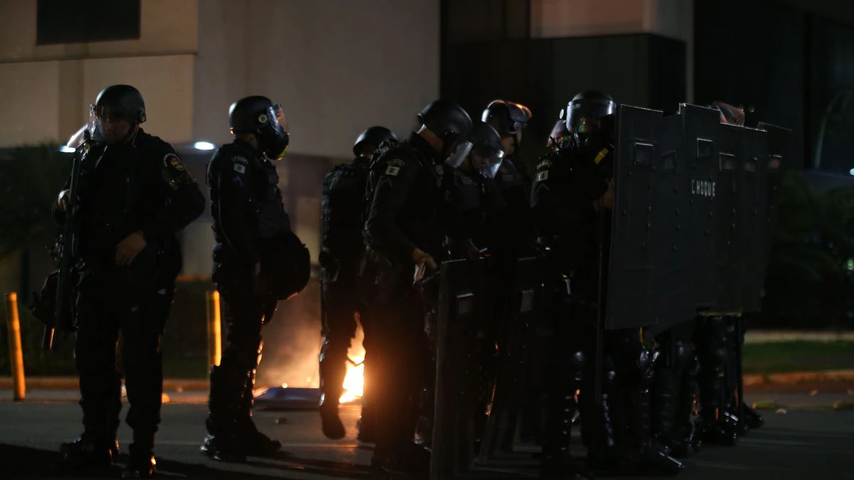 Durante os protestos violentos, bujões de gás foram colocados ao lado de veículos que foram incendiados