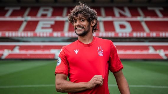 O meia Gustavo Scarpa com a camisa do Nottingham Forest