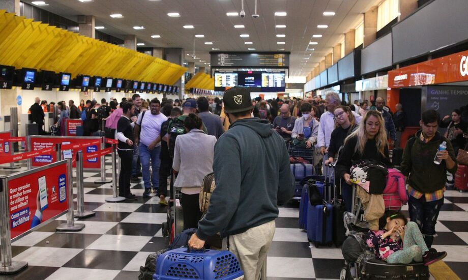Pessoas circulando em um aeroporto