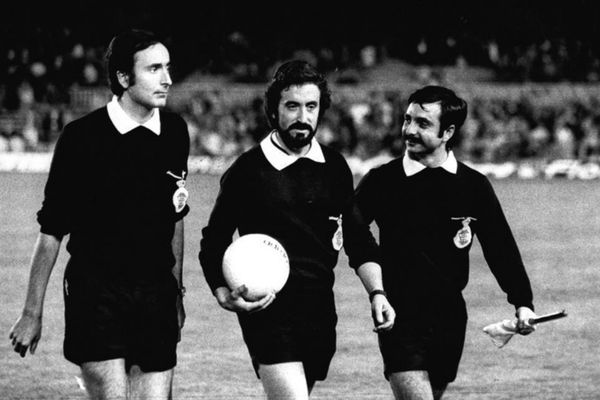 José Donato Pérez (ao centro da imagem) foi um dos principais árbitros de futebol da Espanha