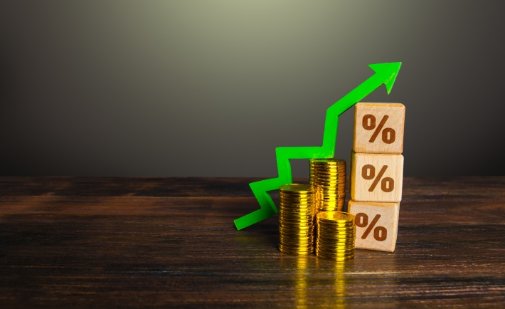 O comportamento dos juros também desafiou dados do mercado de trabalho acima do consenso, que poderiam servir de argumento para uma realização de lucros