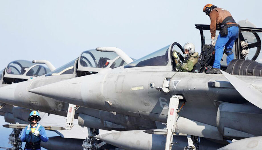 Mecânico da Força Aérea da França inspeciona um caça Rafale em porta-aviões francês estacionado perto do Canal de Suez, no Egito, em dezembro de 2022; Colômbia vai adquirir jatos similares