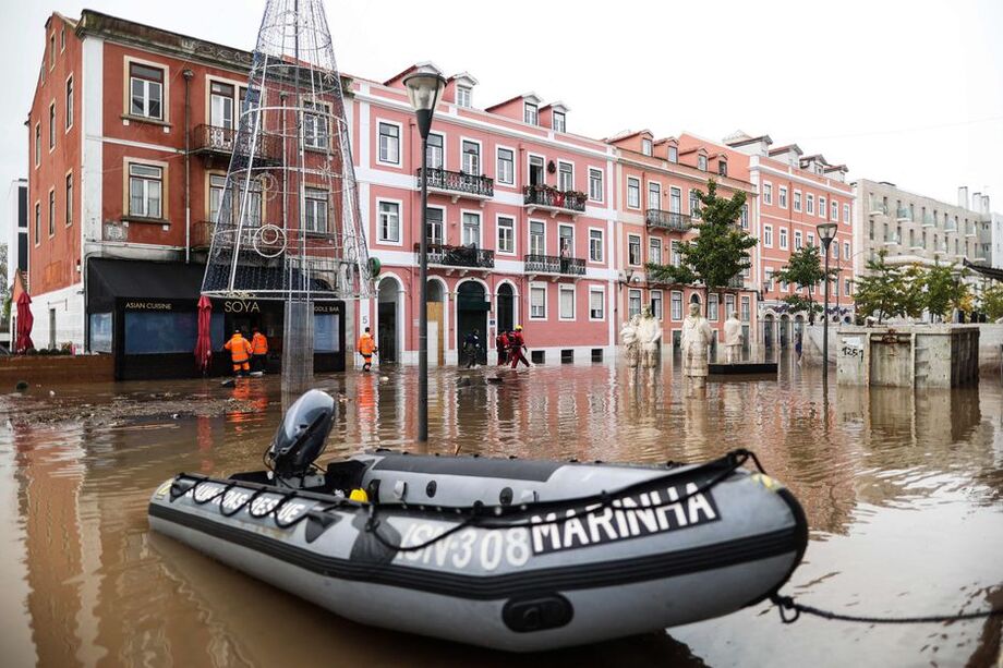 Equipes de resgate vasculham região inundada em Lisboa nesta terça-feira, 13