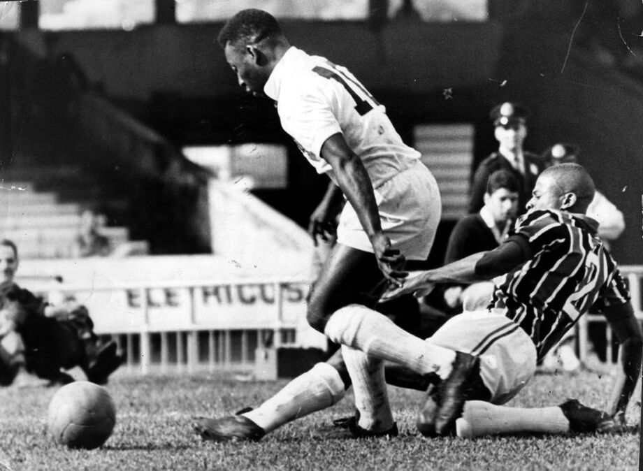 Pelé jogando pelo Santos