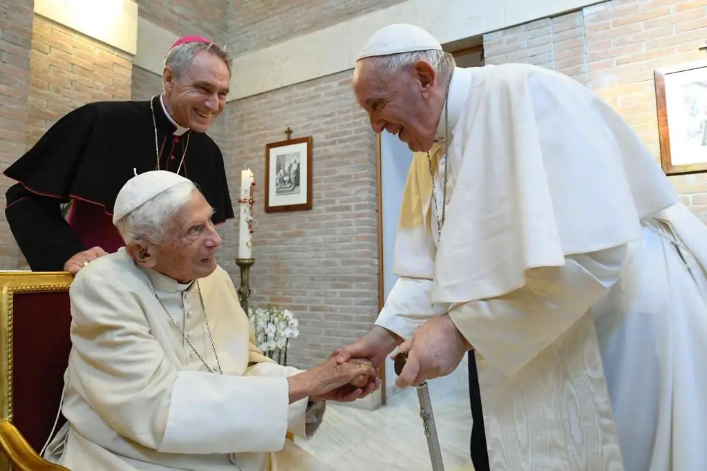 Papa Francisco tinha pedido a todos uma oração especial para o papa emérito Bento XVI porque ele está 'muito doente'