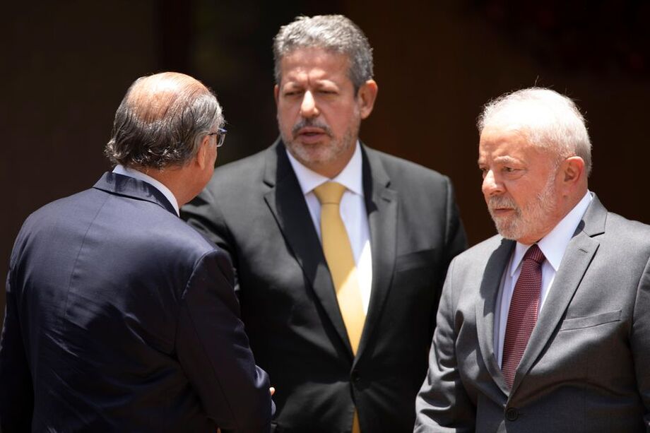 Presidente da Câmara dos Deputados, Arthur Lira (PP-AL) recebeu o presidente eleito Luiz Inácio Lula da Silva (PT) e o vice-presidente eleito Geraldo Alckmin (PSB) após o resultado do segundo turno, em novembro de 2022.
