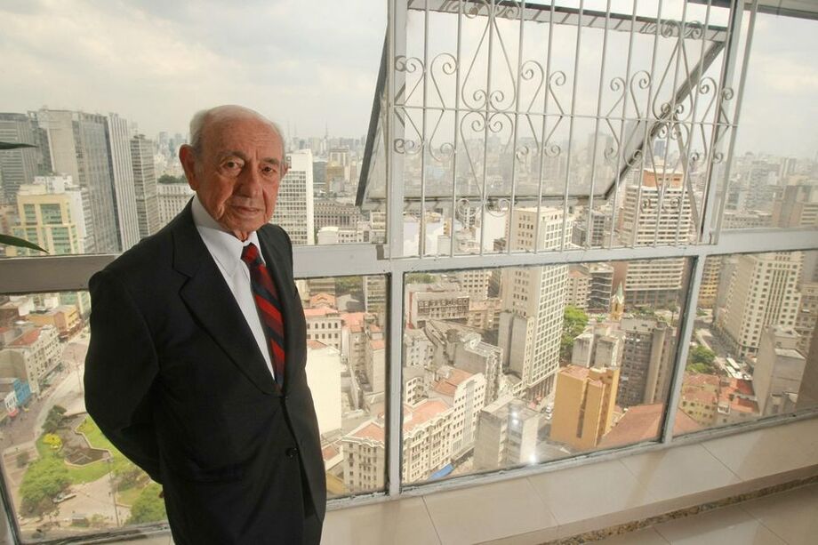 O engenheiro Waldomiro Zarzur, morto em 2013, em seu antigo escritório no edifício Mirante do Vale , no Vale do Anhangabaú no Centro.