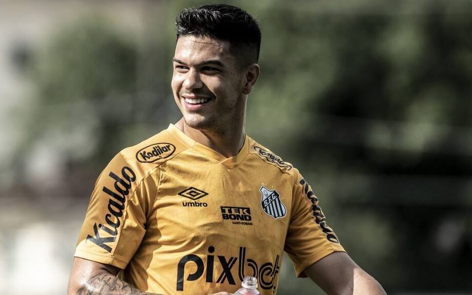 Santos acerta a compra e volante Rodrigo Fernández assina contrato até 2025