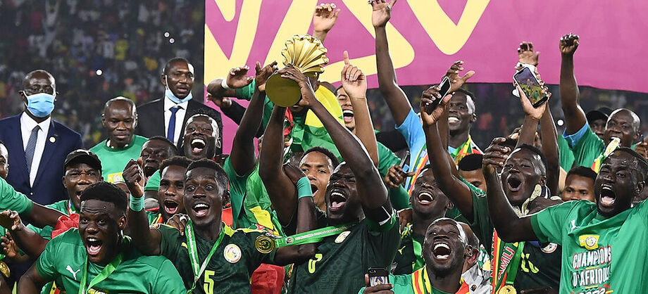 Seleção do Senegal levantando a taça da Copa Africana