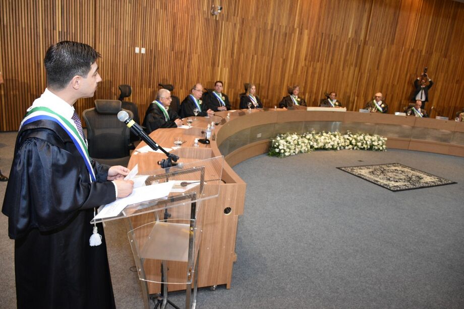 O desembargador César Palumbo Fernandes tomou posse na vaga destinada à advocacia