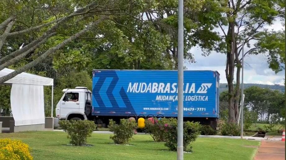 Caminhão de mudança foi visto hoje à tarde na residência oficial do presidente