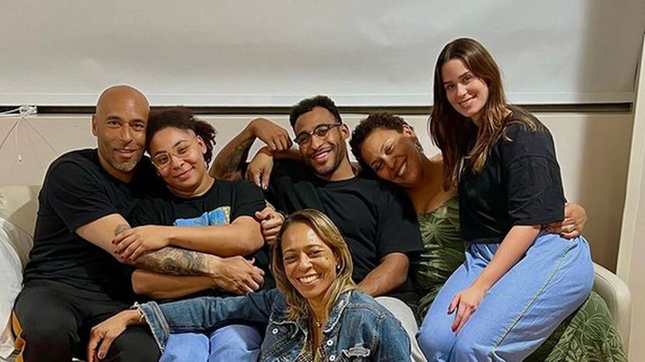 Kely Nascimento, uma das filha de Pelé, publicou uma nova foto ao lado da família neste domingo, 25, noite de Natal