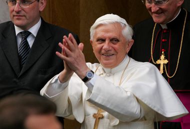 Bento XVI acena para fiéis ao deixar sua antiga residência com destino à casa oficial do papa no Vaticano