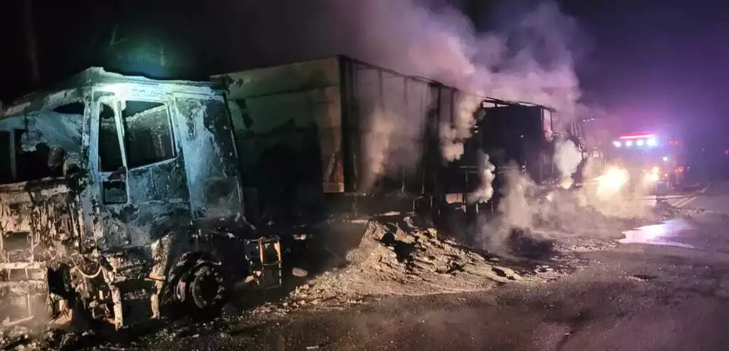 Na MS-339, entre Miranda e Bodoquena, uma carreta bitrem carregada de cimento pegou fogo.