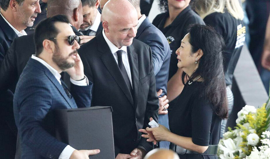 O presidente da Fifa, Gianni Infantino, consola a viúva de Pelé, Márcia Aoki, durante o velório do Re