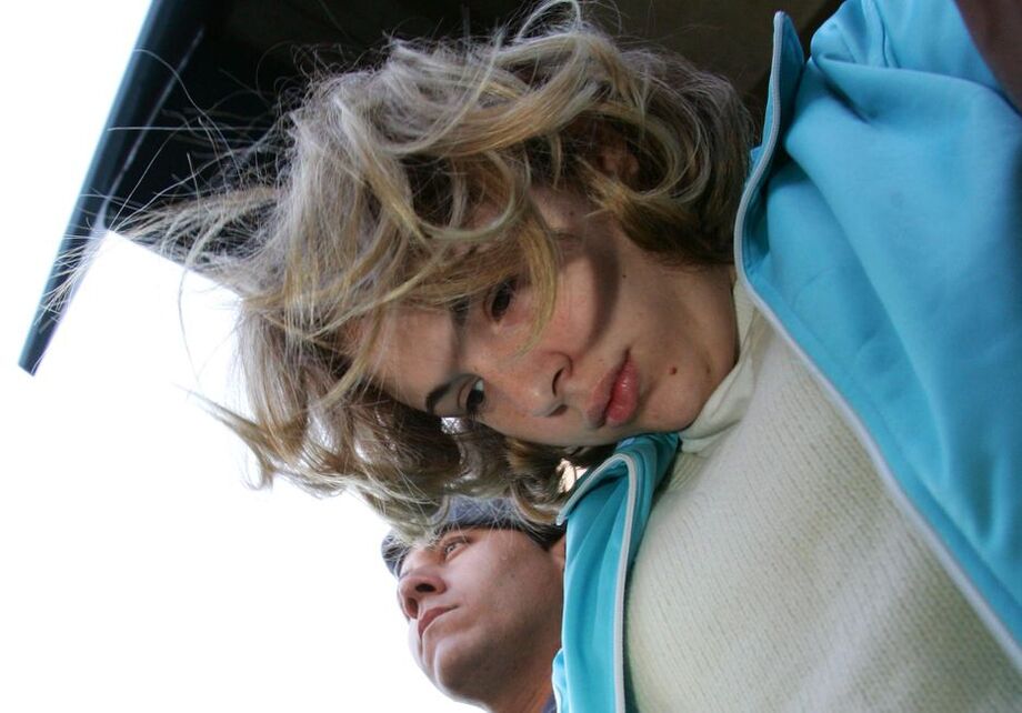 Suzane Von Richthofen sendo levada para julgamento no Fórum Criminal da Barra Funda, zona oeste da capital, em 2006