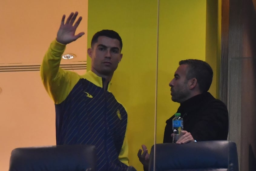 Suspenso, Cristiano Ronaldo assiste partida do Al Nassr