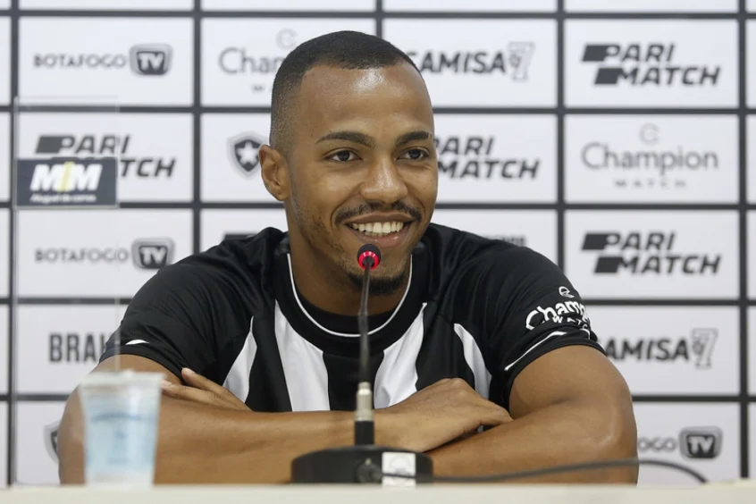 O Volante Marlon Freitas