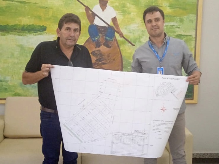 Prefeito de Inocência entrega planta do Distrito Industrial à ENERGISA em busca de orçamento para implantação de rede de energia