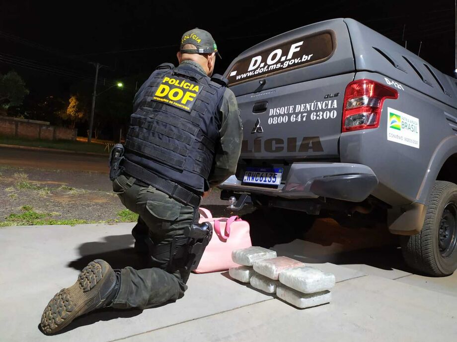 Mulher é presa com droga escondida nas bolsas de suas filhas