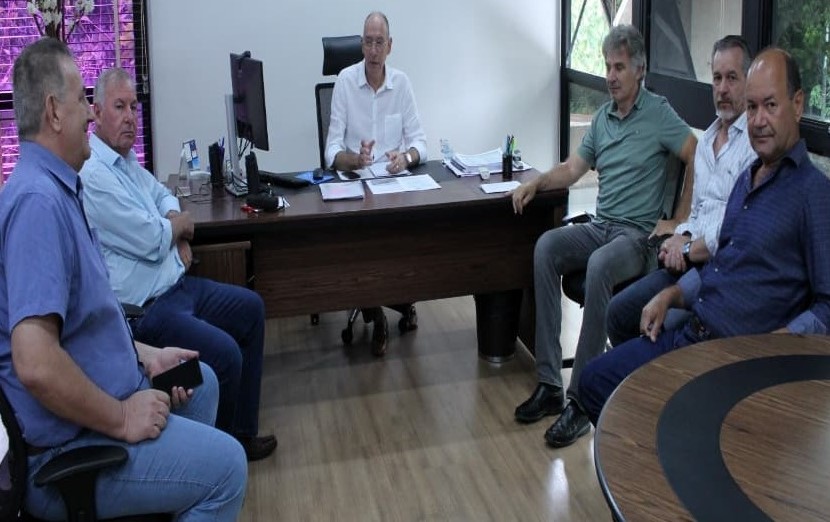 o gerente do Setlog MS, Sr. Dorival Oliveira, o secretário da Seilog, Sr. Otávio Rodrigues, o Secretário  de Infraestrutura e Logística de MS, Sr. Hélio Peluffo, o presidente do Setlog MS, Sr. Claudio Cavol, Sr. Gelson Pavoni e Sr. Vagno Otácio,
