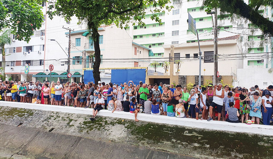 Torcedores se despedindo de Pelé