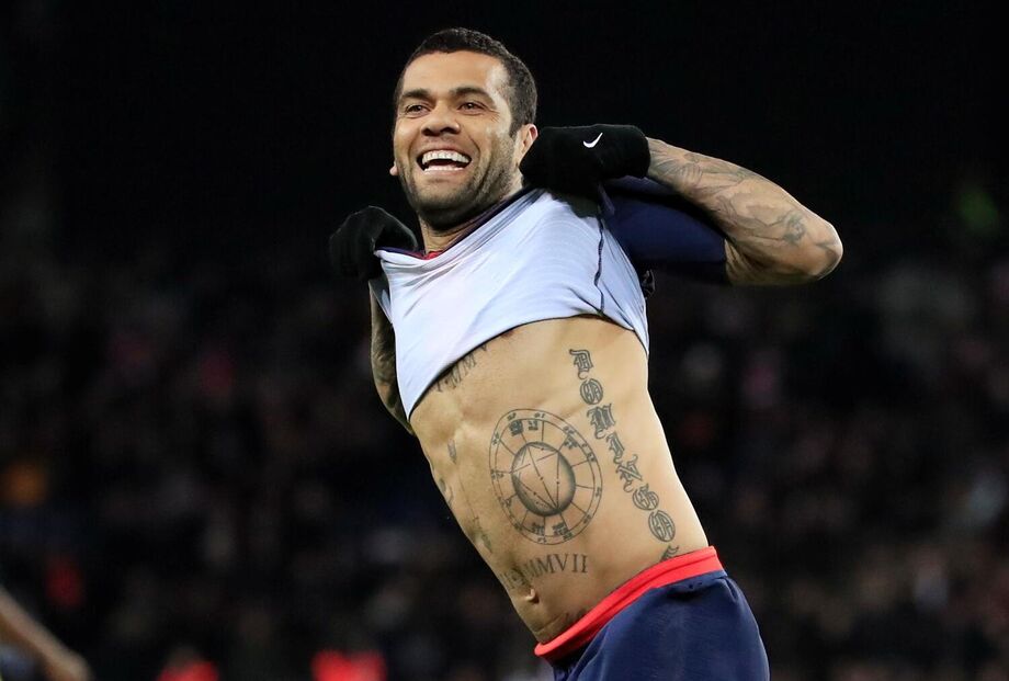 Daniel Alves exibe algumas de suas tatuagens