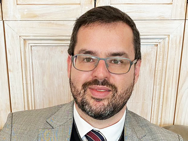André Naves é Defensor Público Federal, especialista em Direitos Humanos e Sociais. Escritor, professor e palestrante