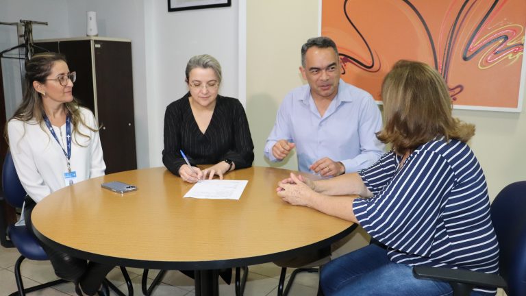 A ordem de serviço foi assinada na tarde desta terça-feira (03) pelo secretário municipal de Saúde, Dr. Sandro Benites, e a representante da empresa responsável pela execução da obra