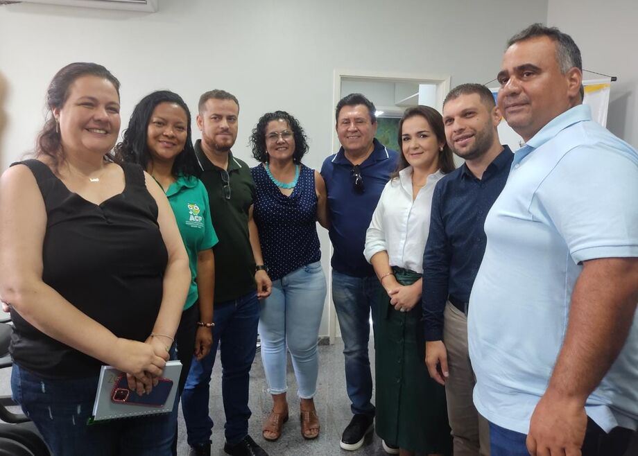 Professores e prefeitura voltam a negociar e formam comissão mista para definir reajuste
