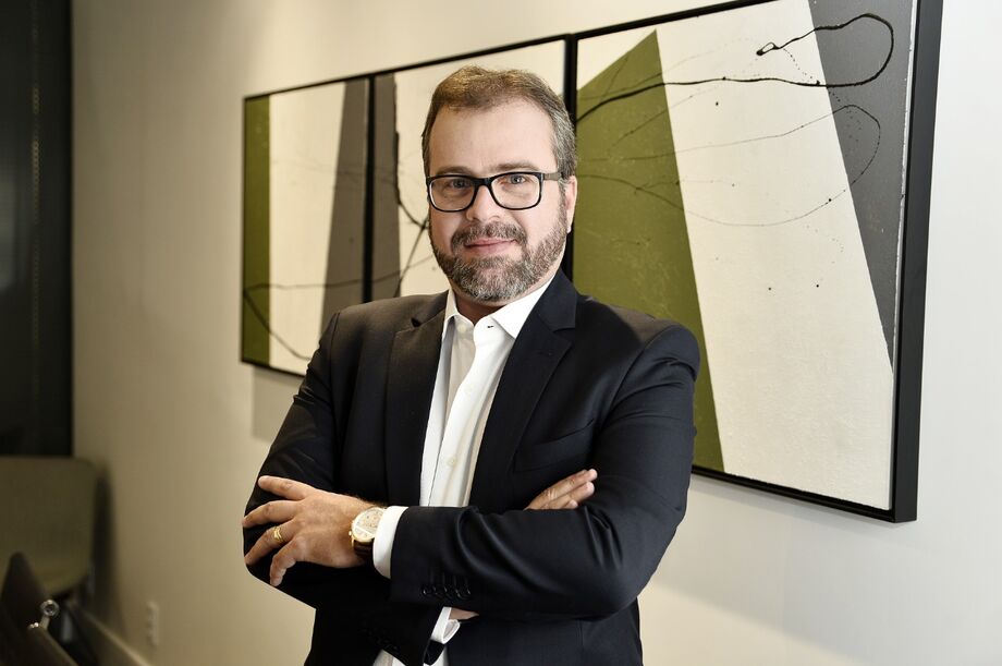 Fabiano Jantalia, sócio fundador do Jantalia Advogados, com 20 anos de experiência profissional e atuação nas áreas de Direito Econômico, Direito Empresarial, Direito Bancário e Direito de Jogos