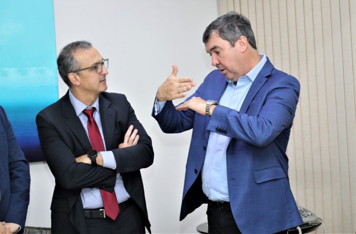 O diretor-executivo de Relações Cooperativas da Suzano, Luís Bueno ao lado do  governador Eduardo Riedel