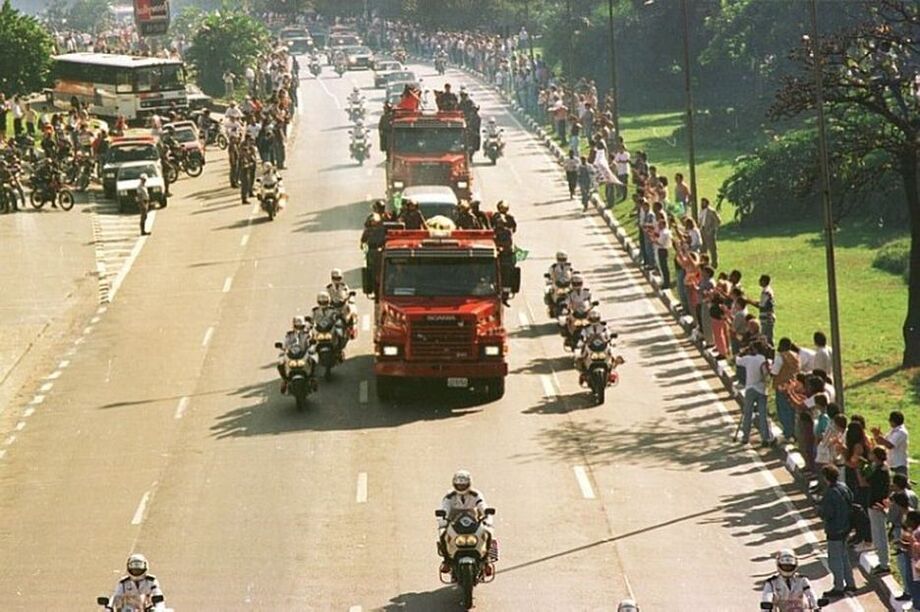 Cerca de 250 mil fãs acompanharam o cortejo de despedida de Ayrton Senna, morto em 1994