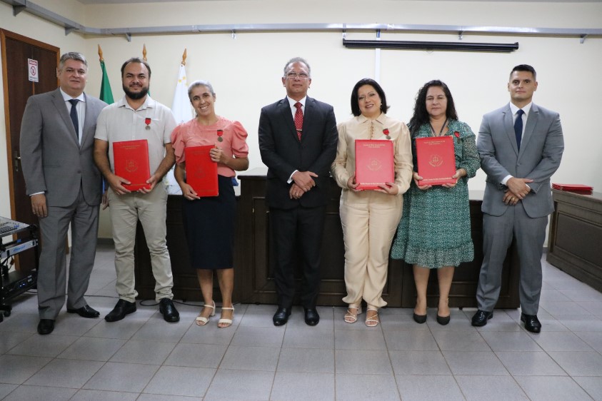 Presidente do TJMS entrega medalhas para servidores de Bataguassu