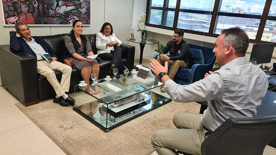 O diretor-regional do Senai, Rodolpho Caesar Mangialardo, recebeu a juíza federal Monique Marchioli Leite e sua equipe para alinhar parceria no projeto