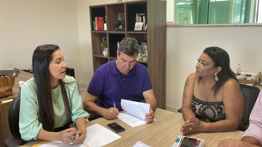 A Presidenta da FETEMS, Deumeires Morais, acompanhada da direção da Federação, recebeu o governador de MS Eduardo Riedel (PSDB) durante a campanha e entregou em mãos a carta de compromisso com a educação pública sul-mato-grossense.