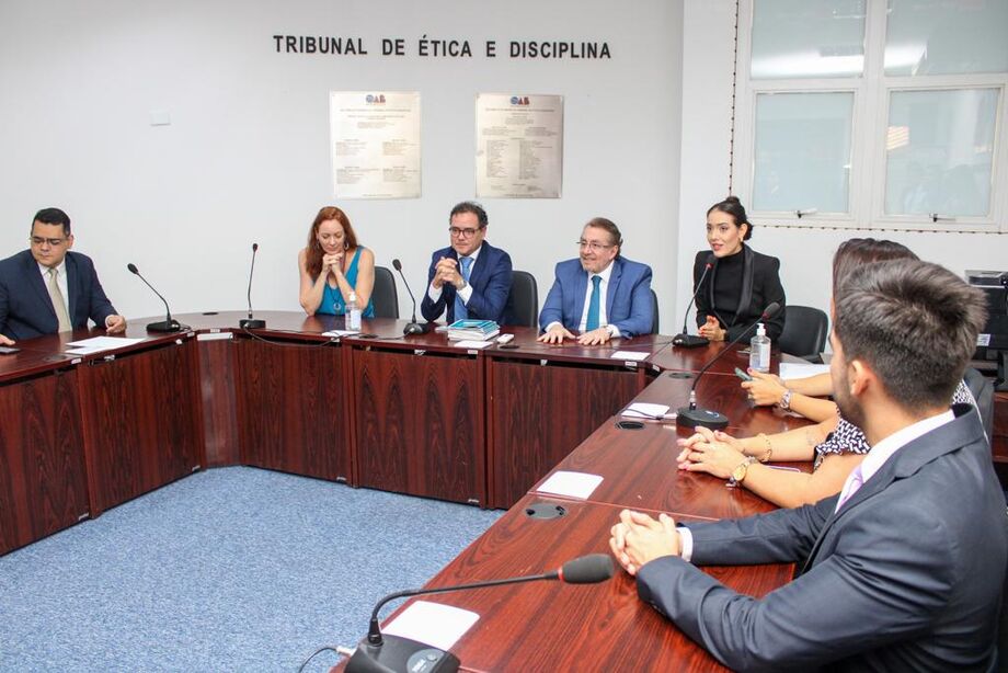 Nova jornada para advogados e advogadas inicia com entrega de carteiras pela OAB/MS