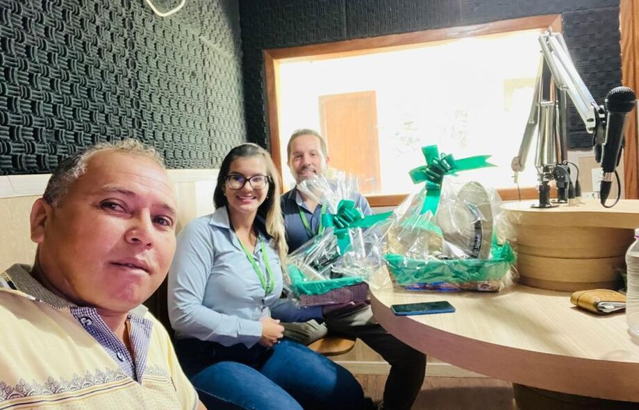 Nesta segunda-feira (23), a rádio Band FM 88,5 de Paranhos recebeu a visita do novo gerente do Sicredi, Fabio, e Marilene, gestora da Agro do Sicredi.