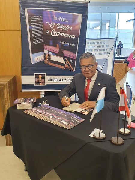 Athayde Alves de Oliveira autografa livro durante lançamento