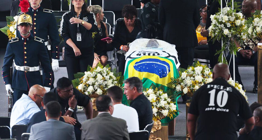 O corpo de Pelé será sepultado nesta terça-feira, na Memorial Necrópole Ecumênica, após o velório na Vila Belmiro, que se encerra às 10h