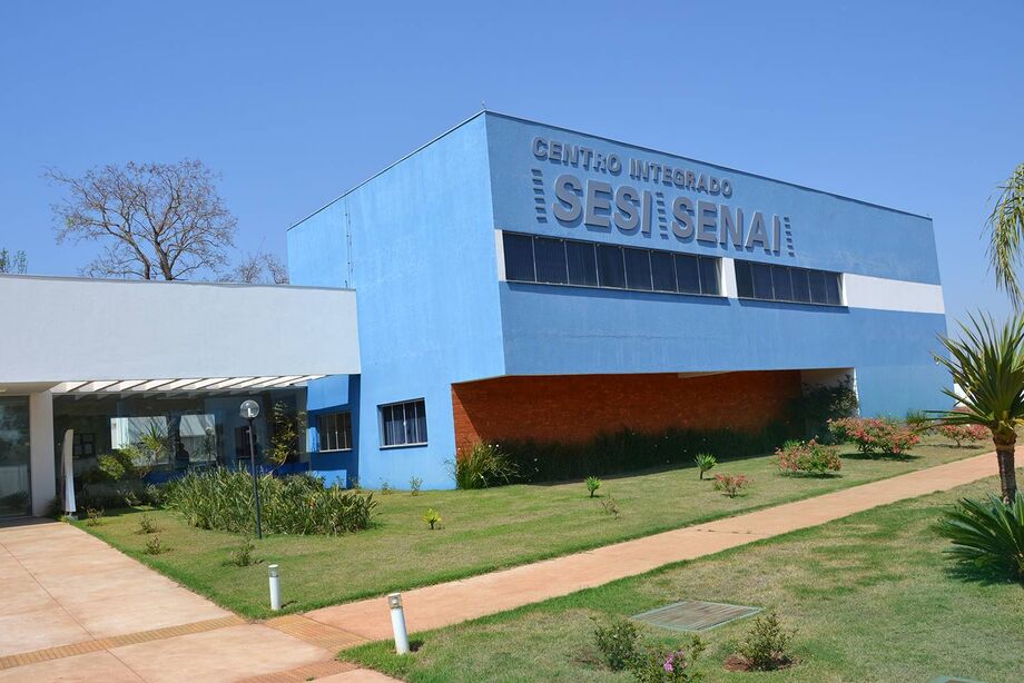 Unidade da Escola Sesi de Educação em Maracaju, um espaço que oferece ensino de qualidade e oportunidades para estudantes de todas as idades.