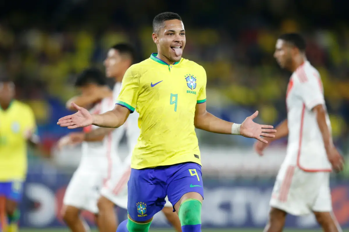 Vitor Roque marcou dois gols na estreia do Sul-Americano sub-20