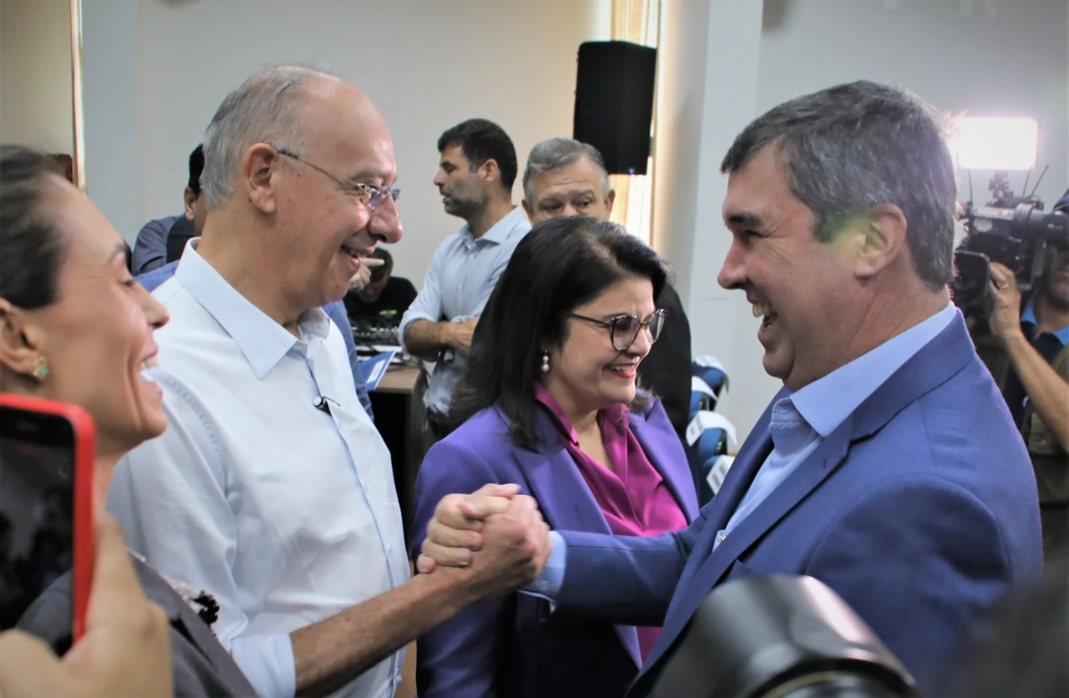 O secretário de Estado de Infraestrutura e Logística, Hélio Peluffo, e o governador Eduardo Riedel. Juntos, eles trabalham para garantir um futuro melhor para todos os habitantes.