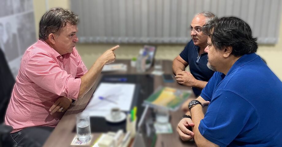 Deputado federal Vander Loubet recebendo o presidente do SRCG, Alessandro Coelho, e o parceiro do sindicato, Victor Eugênio (Tatão), para discutir projetos voltados aos pequenos produtores rurais